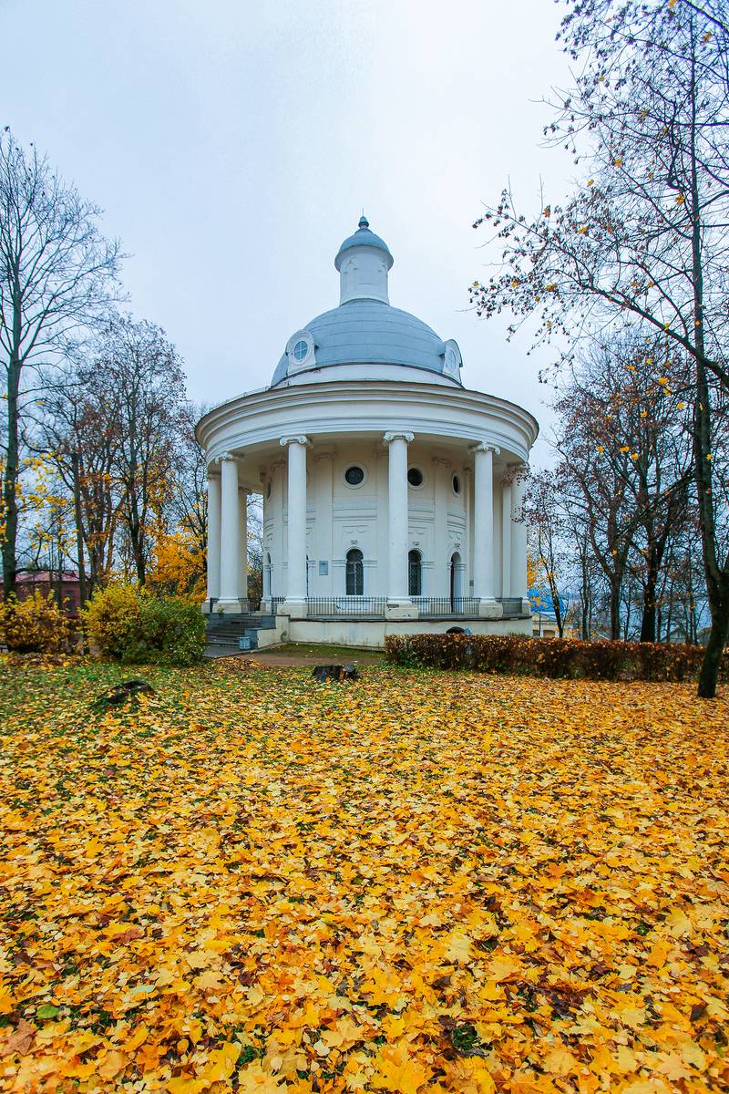 общий вид в ландшафте. Церковь Екатерины, Валдай (Валдайский район, Новгородская область)