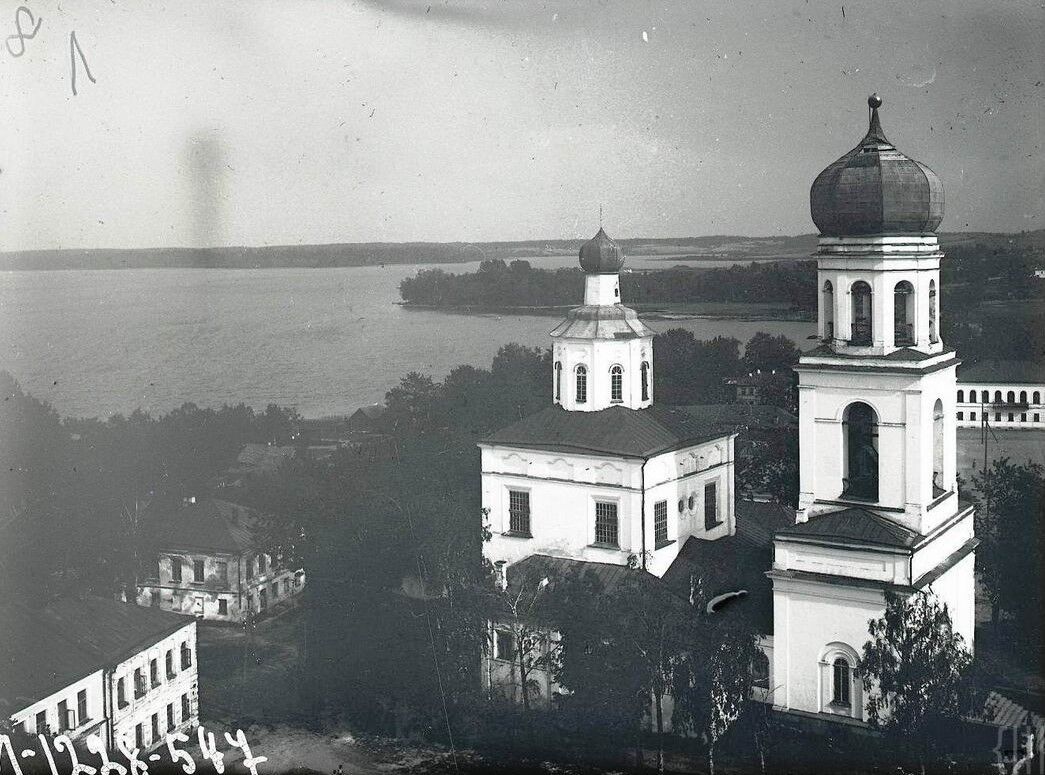 Собор Троицы Живоначальной, Валдай (Валдайский район, Новгородская область). архивная фотография, Фото 1930-х гг. Кресты с храма уже сняты.