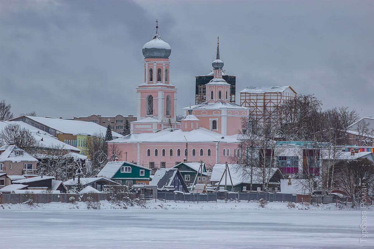 Вид с юго-востока из Соловьевского парка, фасады. Собор Троицы Живоначальной, Валдай (Валдайский район, Новгородская область)