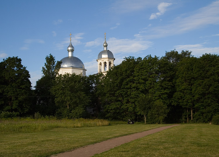 Церковь Успения Пресвятой Богородицы, Коростынь (Шимский район, Новгородская область). общий вид в ландшафте, Вид со стороны озера Ильмень