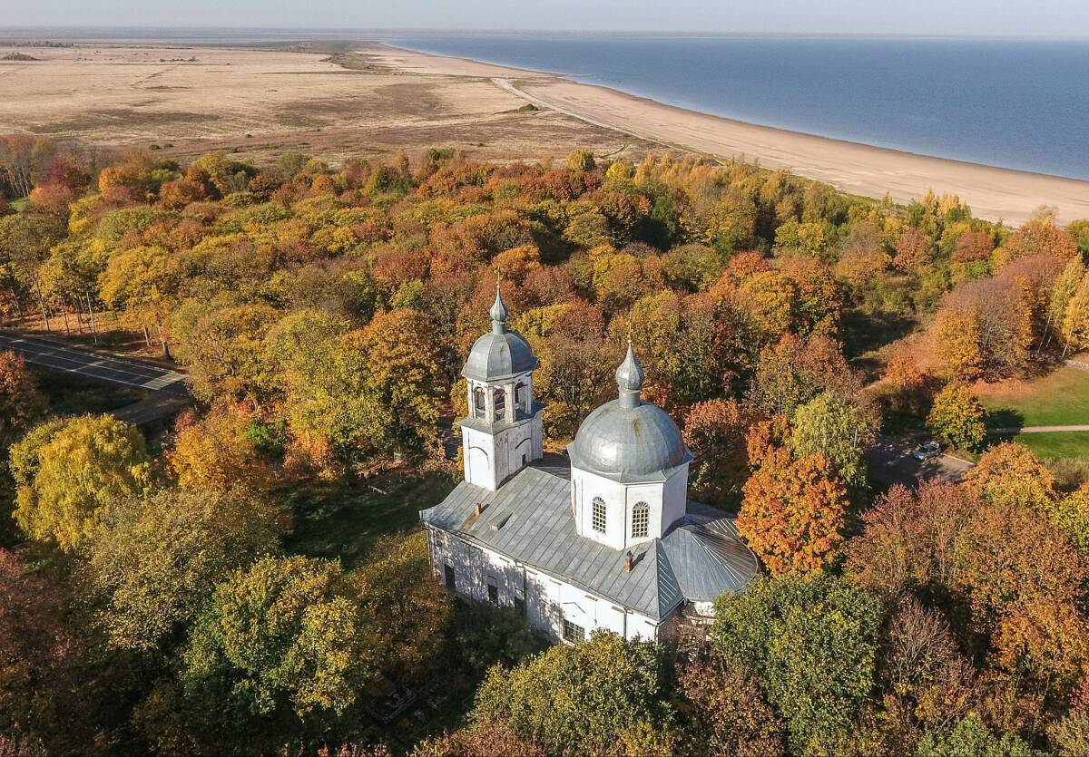 Церковь Успения Пресвятой Богородицы, Коростынь (Шимский район, Новгородская область). общий вид в ландшафте, вид сверху