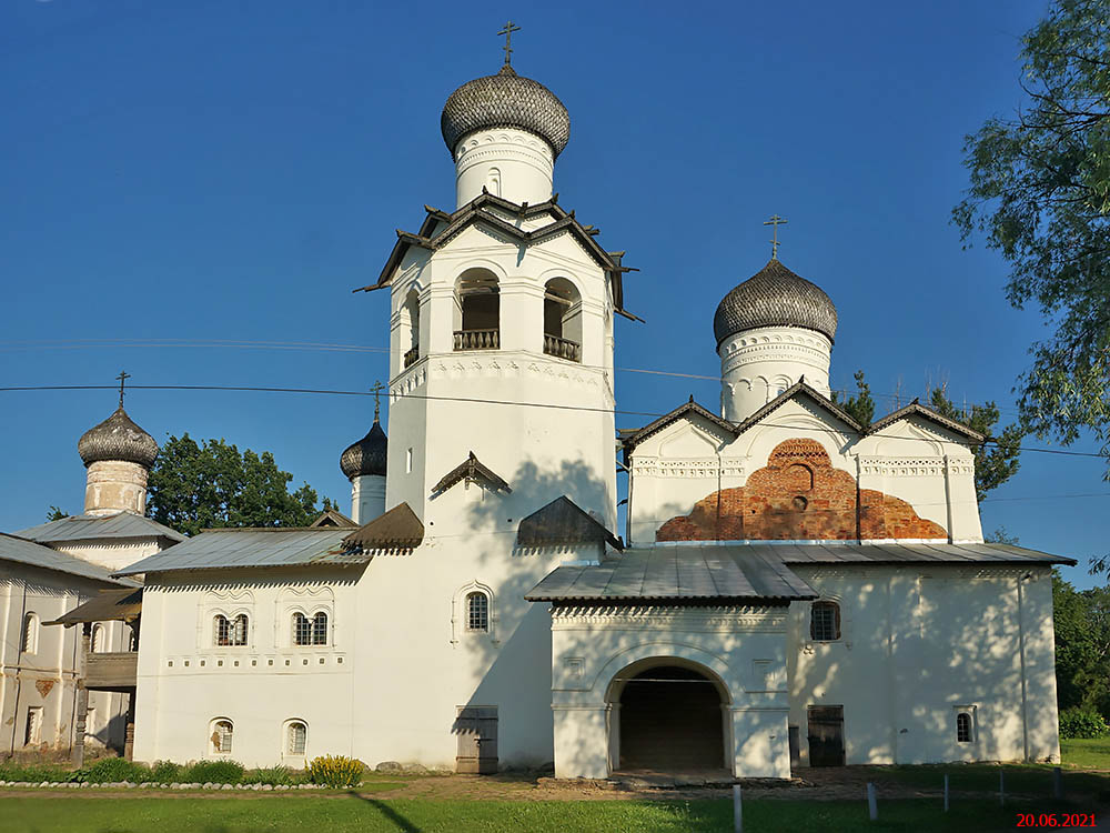 Старая Русса. Спасо-Преображенский монастырь. фасады