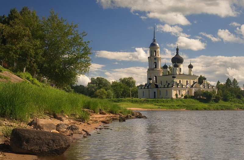 Старая Русса. Кафедральный собор Воскресения Христова. общий вид в ландшафте