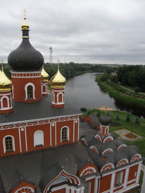 Кафедральный собор Воскресения Христова, Старая Русса (Старорусский район, Новгородская область). архитектурные детали, Собор Воскресения Христово.На дальнем плане впадение реки Порусья (Перерытица) в Полисть