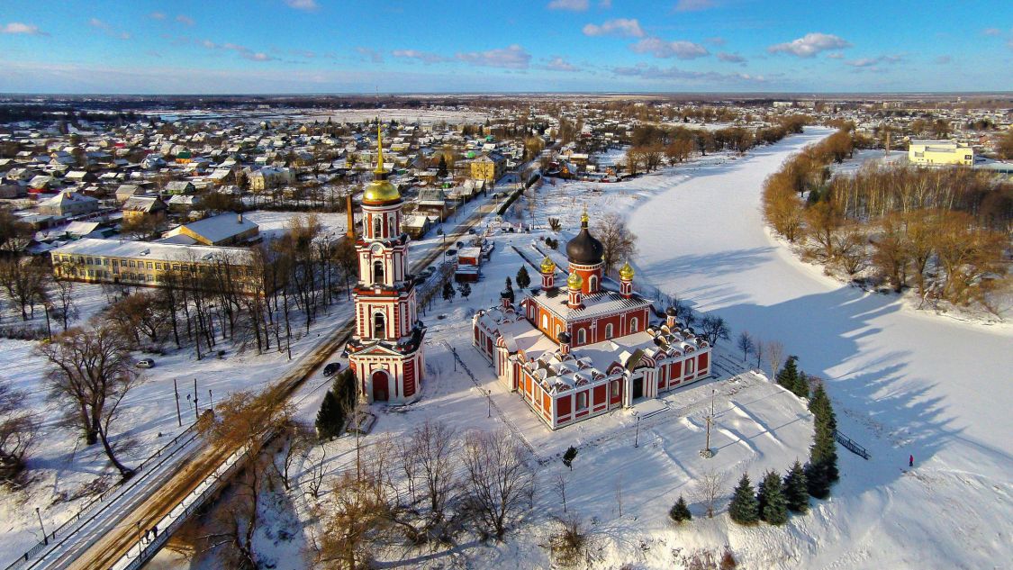 Старая Русса. Кафедральный собор Воскресения Христова. общий вид в ландшафте