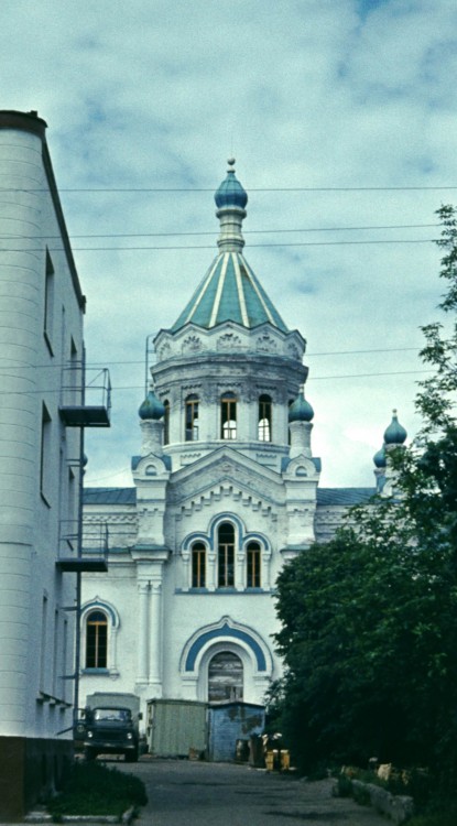 Собор Воскресения Христова, Луга (Лужский район, Ленинградская область). общий вид в ландшафте, Создаётся впечатление, что за 20 лет реставрация храма практически не продвинулась...