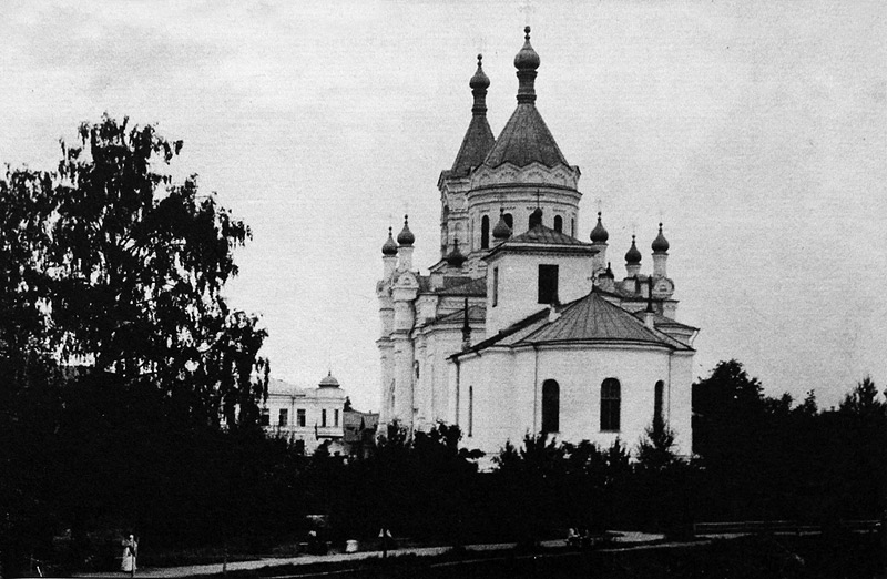 Собор Воскресения Христова, Луга (Лужский район, Ленинградская область). архивная фотография, Старая окрытка. Вид со стороны реки на Екатерининскую церковь и Вокресенский собор