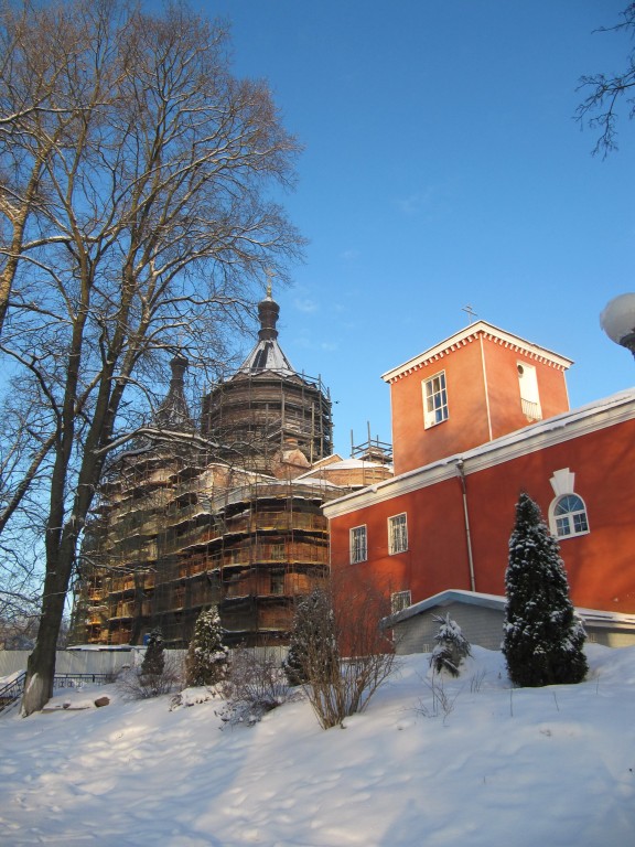 Собор Воскресения Христова, Луга (Лужский район, Ленинградская область). фасады, В лесах - за Екатерининской церковью