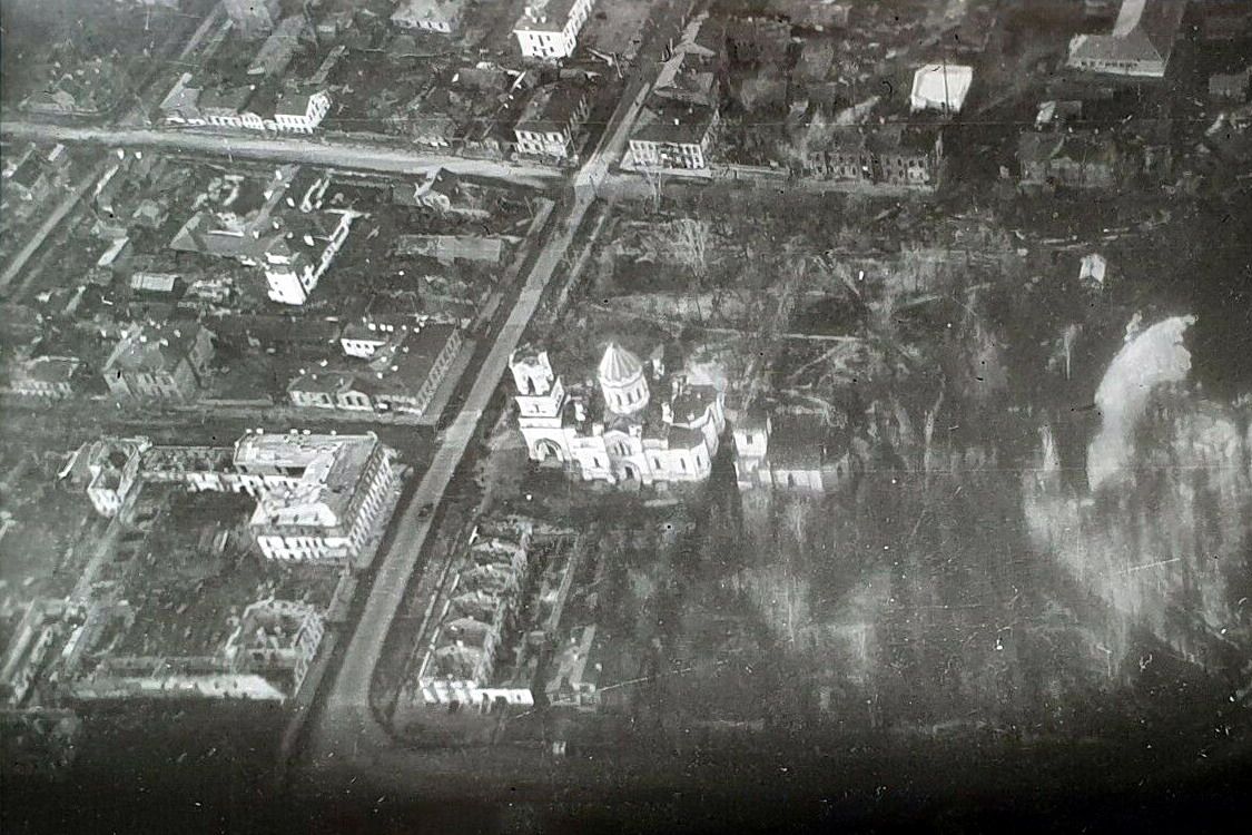 Собор Воскресения Христова, Луга (Лужский район, Ленинградская область). архивная фотография, Аэрофотосъёмка 1941-1942 годов (фото с интернет-аукциона)