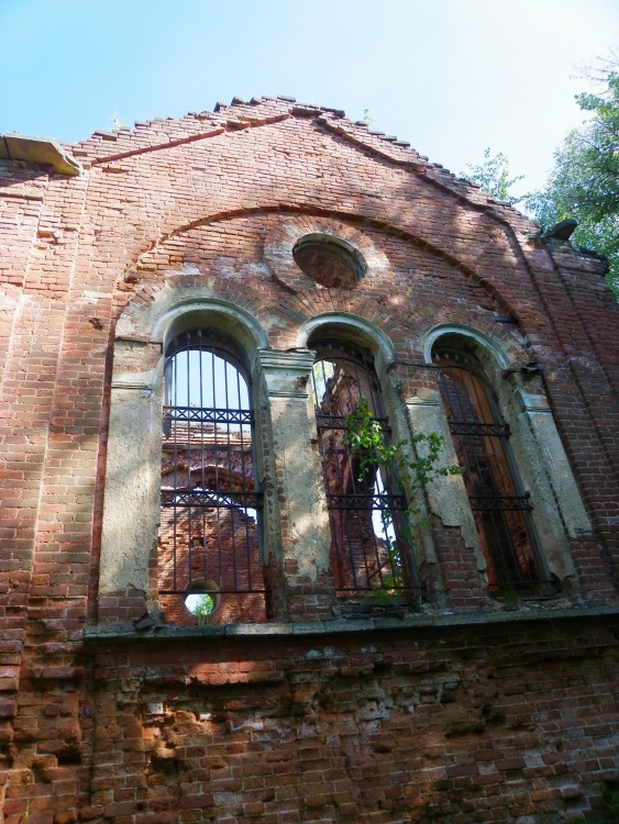 Церковь Сергия Радонежского, Большая Ящера (Лужский район, Ленинградская область). архитектурные детали, Тройное окно южного фасада