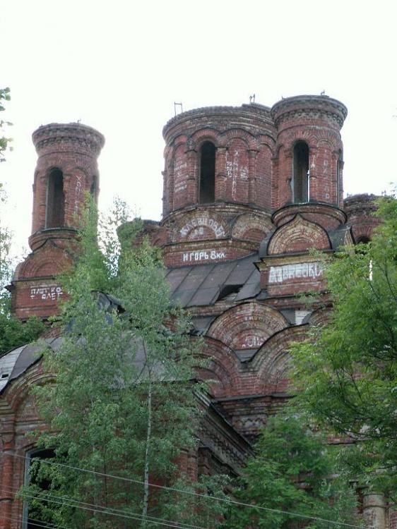 Высокое. Церковь Тихвинской иконы Божией Матери. дополнительная информация, Главы церкви и закомары восточного фасада.