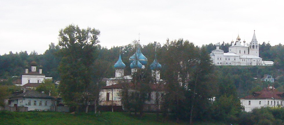 Собор Благовещения Пресвятой Богородицы, Гороховец (Гороховецкий район, Владимирская область). общий вид в ландшафте, В центре - Собор Благовещения Пресвятой Богородицы, слева - Церковь Воскресения Христова, справа на возвышении - Николо-Троицкий монастырь  

