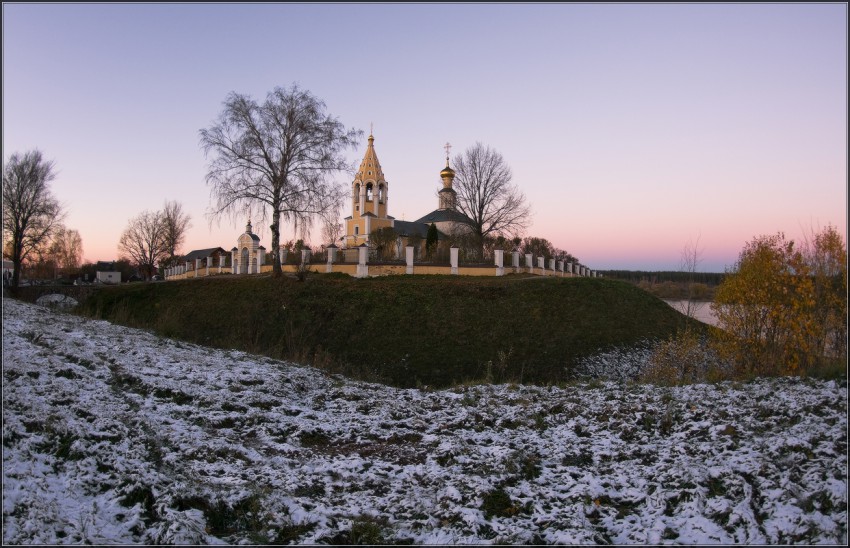 Городня. Церковь Рождества Пресвятой Богородицы. общий вид в ландшафте
