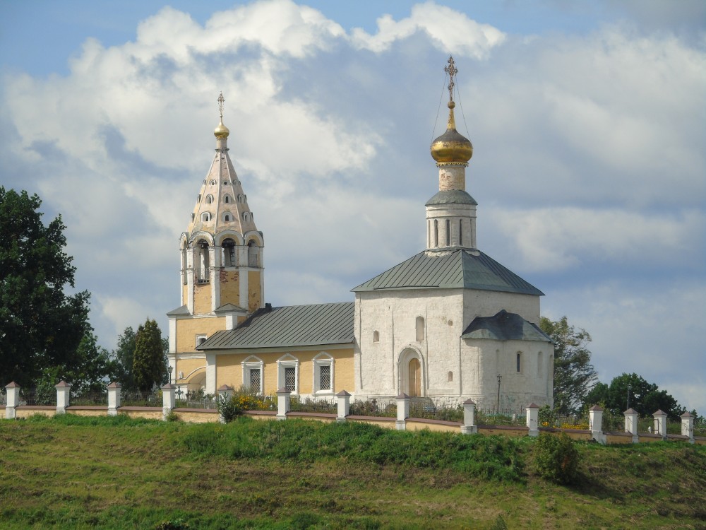 Городня. Церковь Рождества Пресвятой Богородицы. общий вид в ландшафте