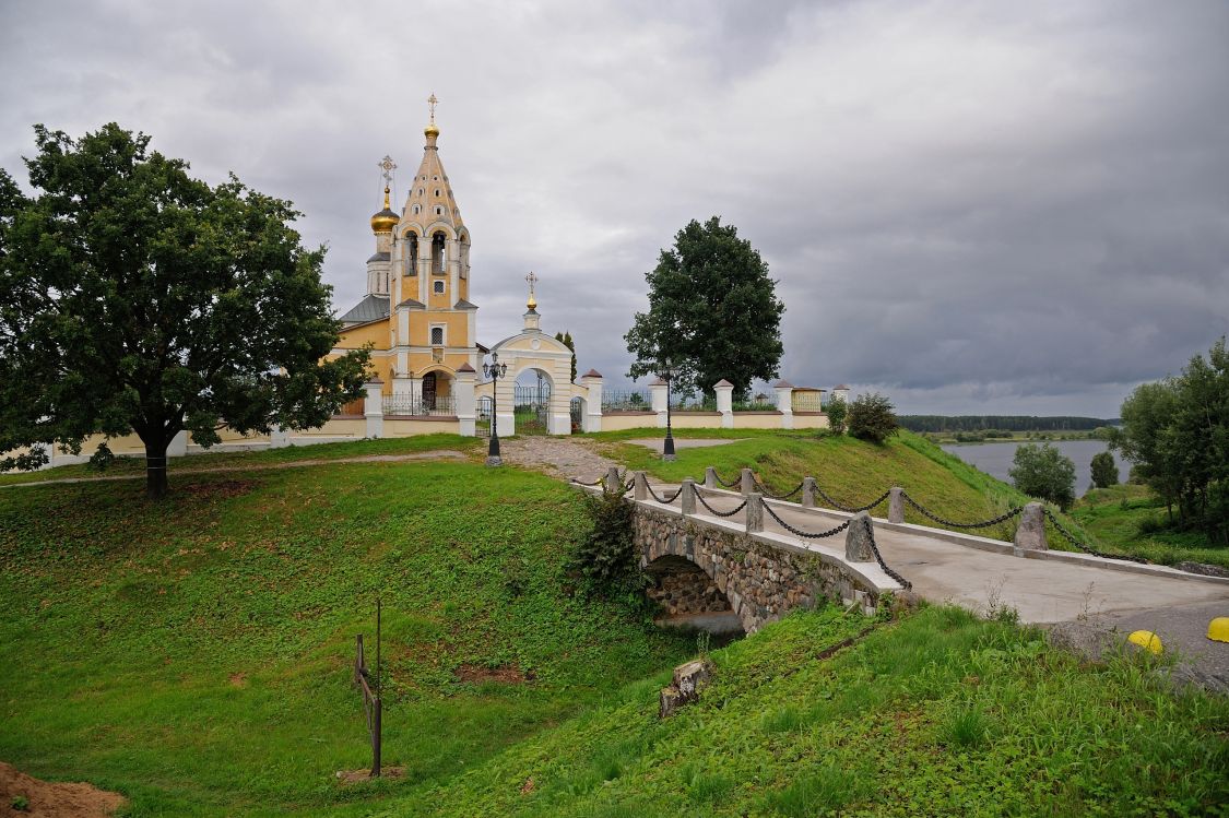 Городня. Церковь Рождества Пресвятой Богородицы. общий вид в ландшафте