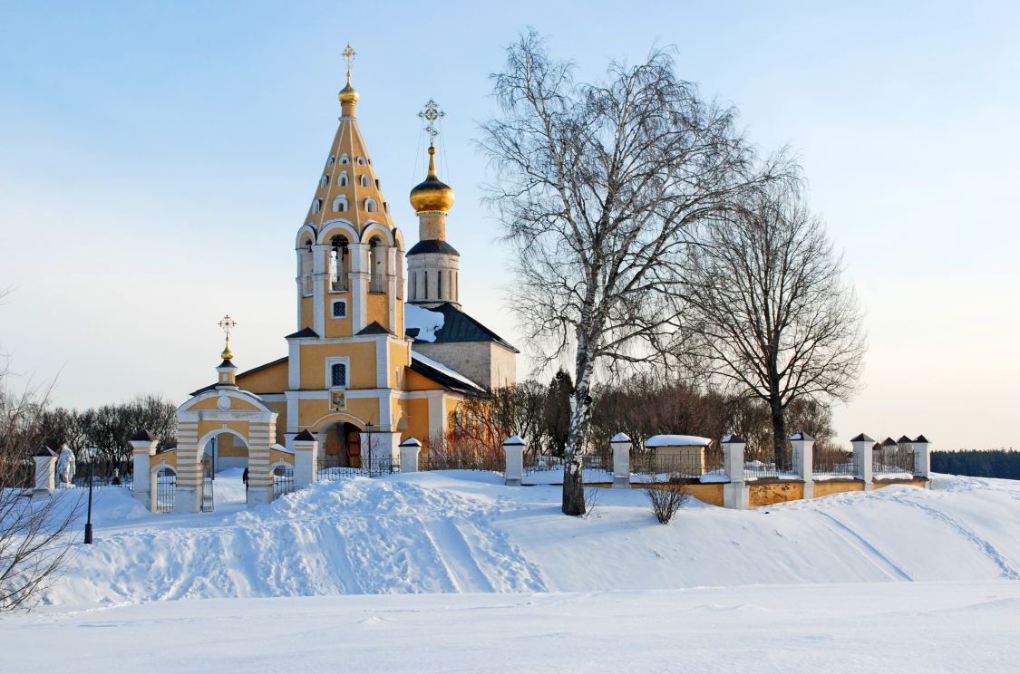 Городня. Церковь Рождества Пресвятой Богородицы. общий вид в ландшафте