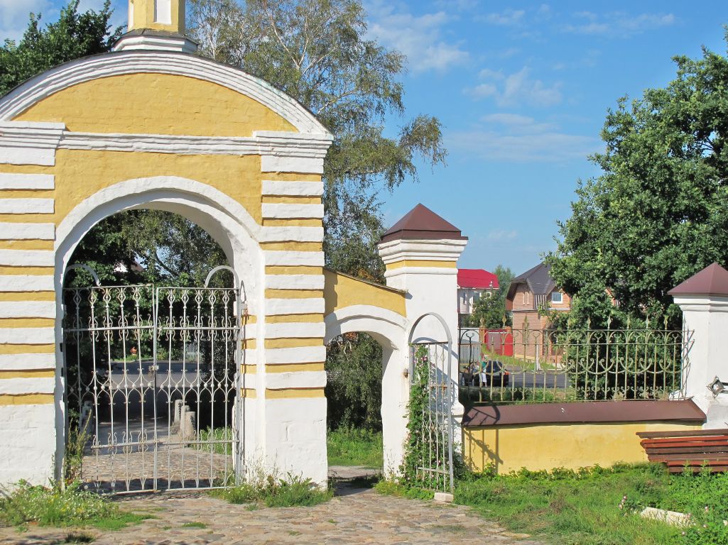Церковь Рождества Пресвятой Богородицы, Городня (Конаковский район, Тверская область). дополнительная информация, Вид на входные ворота с территории храма.