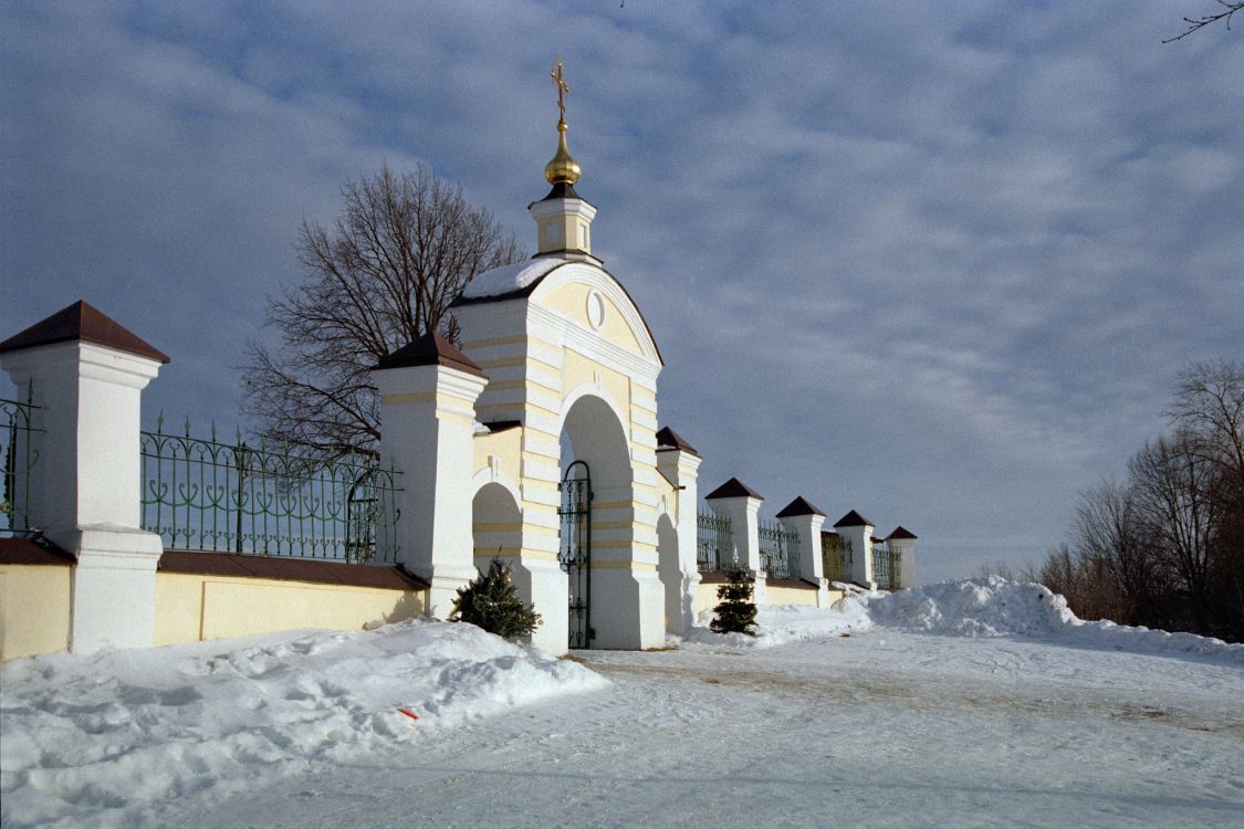 Церковь Рождества Пресвятой Богородицы, Городня (Конаковский район, Тверская область). дополнительная информация, Вид на храмовые ворота