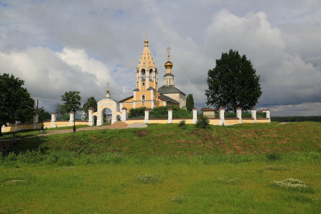 Церковь Рождества Пресвятой Богородицы, Городня (Конаковский район, Тверская область). общий вид в ландшафте