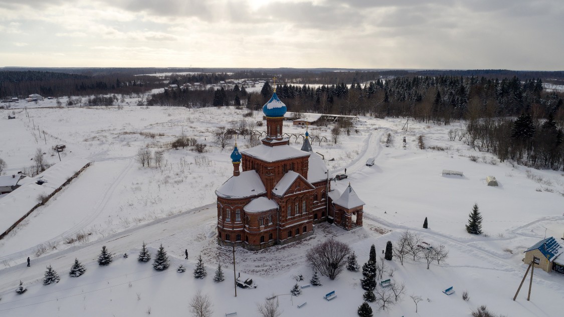 Смогири. Церковь Николая Чудотворца и Георгия Победоносца. общий вид в ландшафте