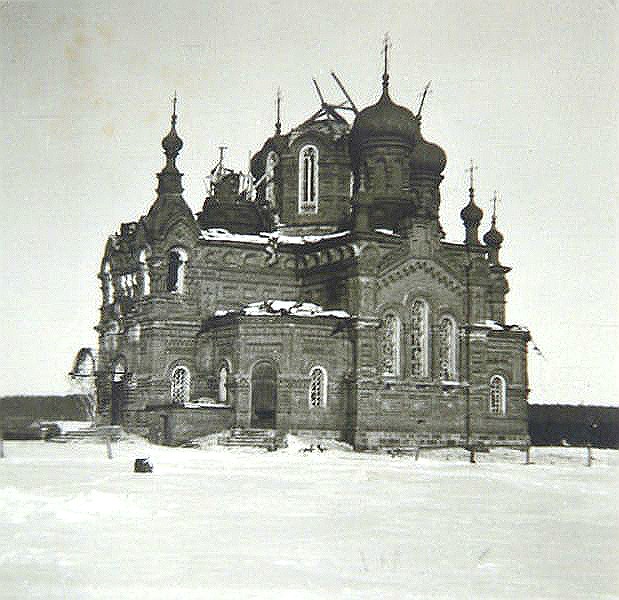 Ярцево. Церковь Петра и Павла. архивная фотография, Церьковь в Ульхово во время войны (Ярцево)
с сайта http://ярцево.рф/gallery/category/11-iartcevo-albomy/