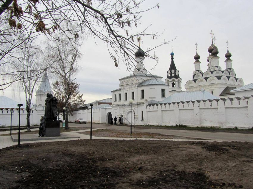 Муром. Благовещенский мужской монастырь. фасады, вид на южную внешнюю сторону монастыря, слева памятник Петру и Февронии Муромским, за ним северо-восточная башня Троицкого монастыря