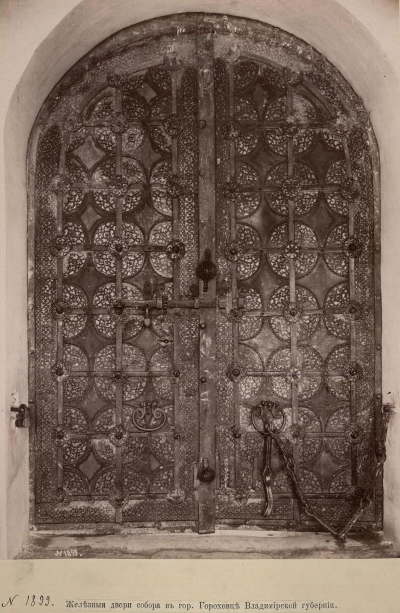 Входные врата Благовещенского собора. Фото из альбома: Владимирская губерния, Суздаль, Флорищева пустынь на снимках Ивана Фёдоровича Барщевского. Фото 1880-х гг , архивная фотография. Собор Благовещения Пресвятой Богородицы, Гороховец (Гороховецкий район, Владимирская область)