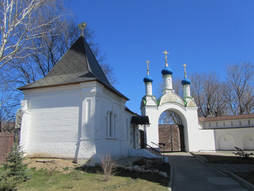 Иоанно-Богословский монастырь, Пощупово (Рыбновский район, Рязанская область). дополнительная информация, Северные врата и служебный корпус, вид от административного корпуса