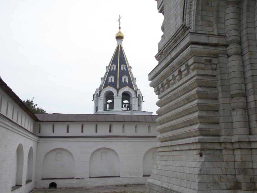 Пощупово. Иоанно-Богословский монастырь. дополнительная информация, Слева - северная стена монастыря, справа - 