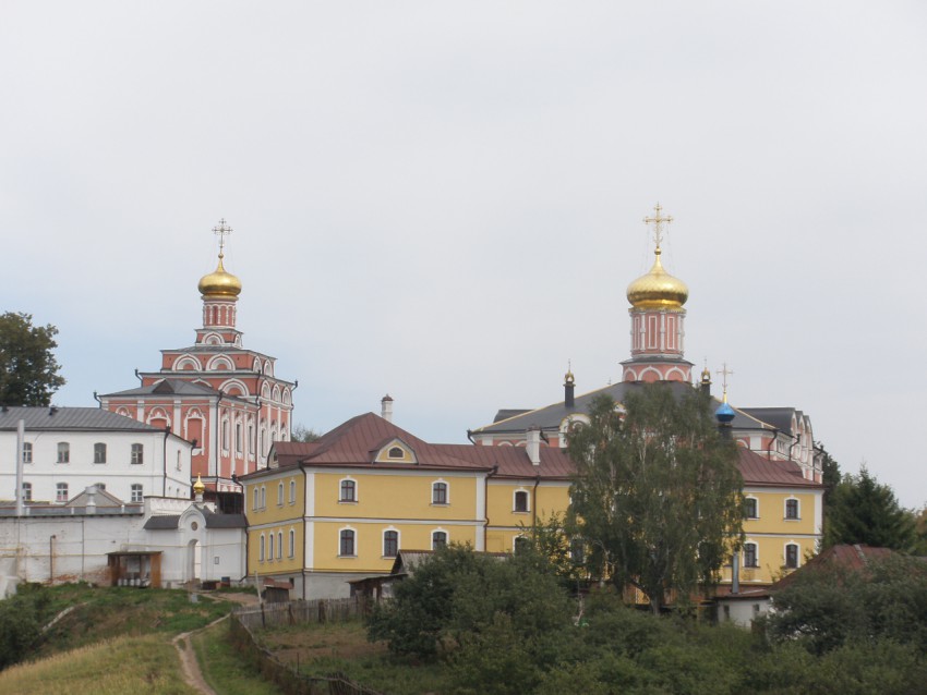 Иоанно-Богословский монастырь, Пощупово (Рыбновский район, Рязанская область). фасады, Вид с запада: на переднем плане - западные врата и трапезная, на дальнем - Иоанно-Богословский и Успенский соборы.