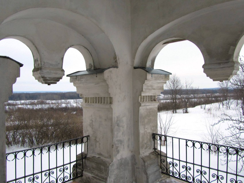 Церковь Воскресения Словущего (Воскресения Христова), Исады (Спасский район, Рязанская область). архитектурные детали, вид с крыльца на Оку