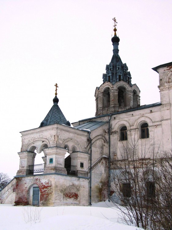 Церковь Воскресения Словущего (Воскресения Христова), Исады (Спасский район, Рязанская область). архитектурные детали, Фрагмент южного фасада. Крыльцо (вид с юго-востока) и колокольня