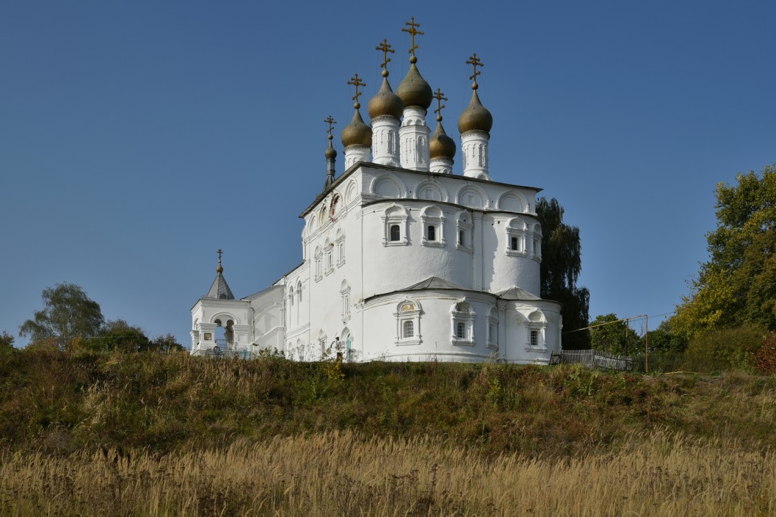 Исады. Церковь Воскресения Словущего (Воскресения Христова). общий вид в ландшафте, Общий вид с юго-востока