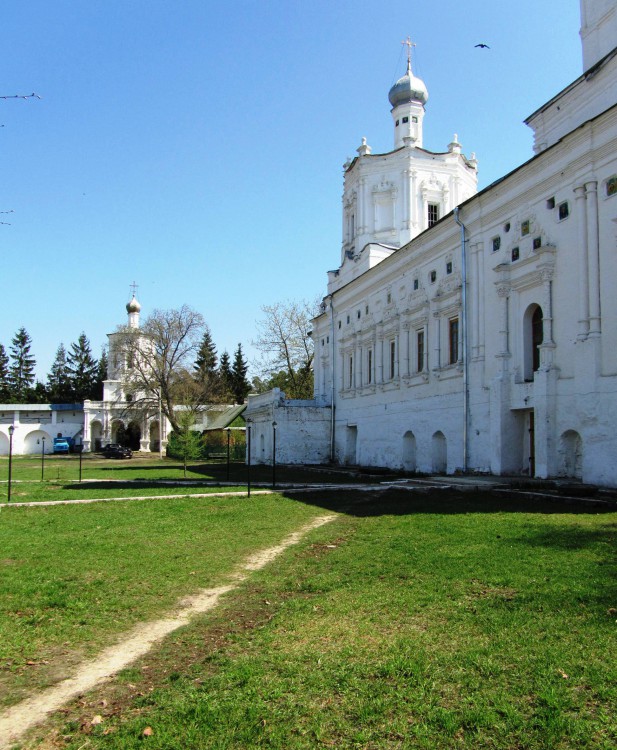 Солотча. Рождество-Богородицкий монастырь. фасады, Северный фасад Духовской церкви, слева на заднем плане - надвратная Предтеченская церковь