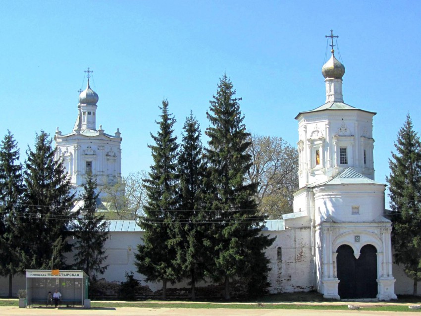 Солотча. Рождество-Богородицкий монастырь. фасады, Вид с востока. Слева - завершение Духовской церкви, справа - надвратная Предтеченская церковь