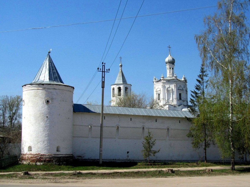 Солотча. Рождество-Богородицкий монастырь. фасады, Юго-восточная угловая башня, за монастырской стеной - завершение Духовской церкви