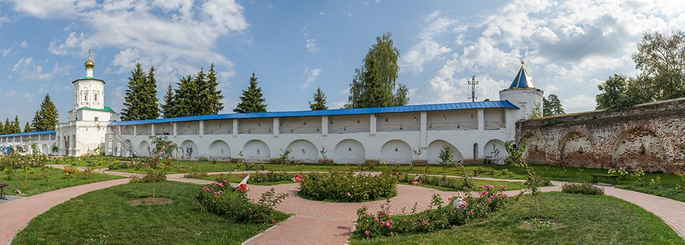 Рождество-Богородицкий монастырь, Солотча (Рязань, город, Рязанская область). дополнительная информация, Стены монастыря с церковью Иоанна Предтечи.
