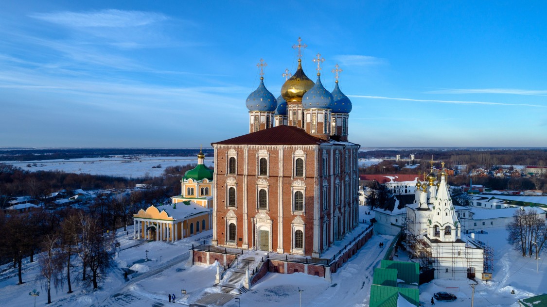 Рязань. Кафедральный собор Успения Пресвятой Богородицы. общий вид в ландшафте