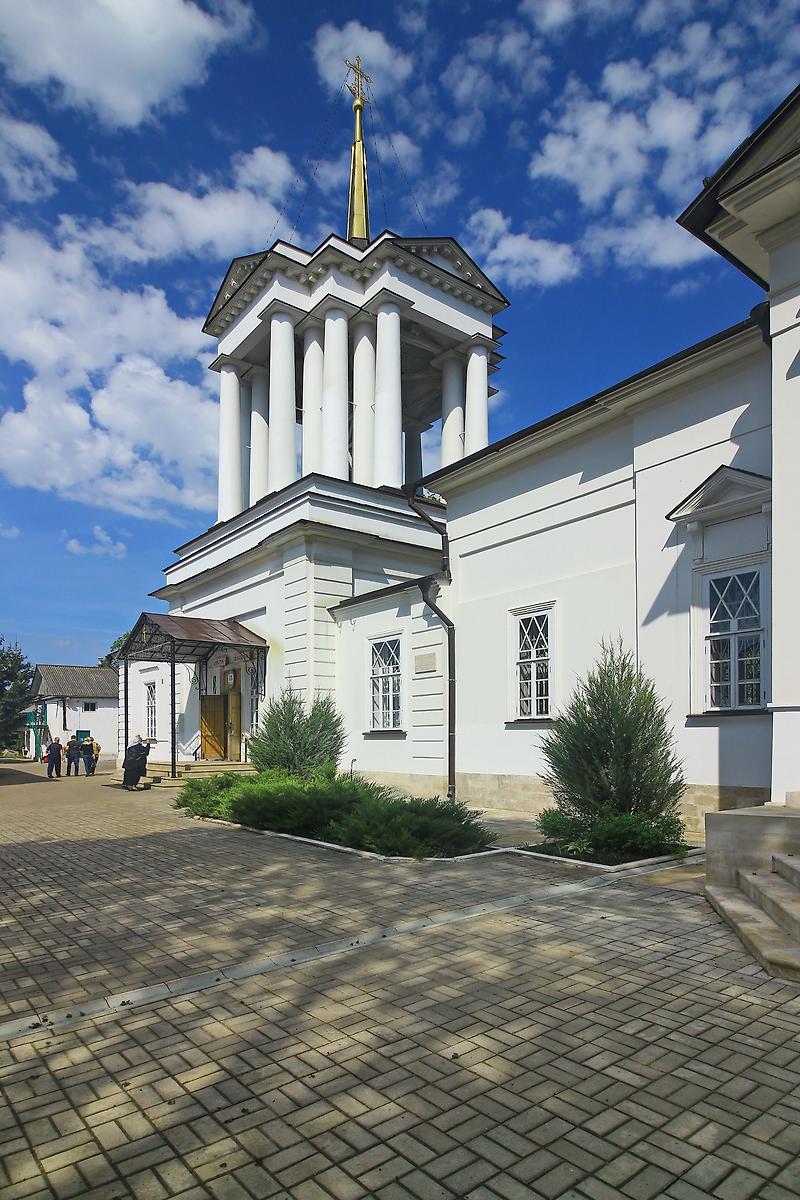 Вид с юго-востока на притвор с колокольней и паперть храма., архитектурные детали. Собор Успения Пресвятой Богородицы, Богородицк (Богородицкий район, Тульская область)