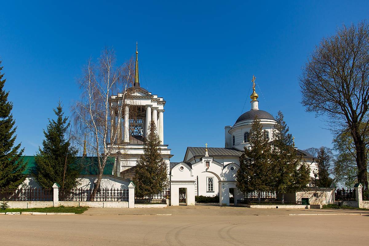 общий вид в ландшафте. Собор Успения Пресвятой Богородицы, Богородицк (Богородицкий район, Тульская область)