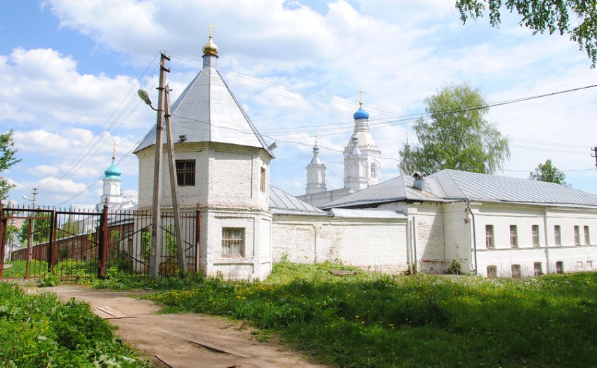 Тула. Богородичный Щегловский монастырь. дополнительная информация, Угловая башня . Левая сторона от колокольни