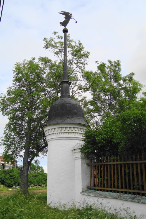Спасо-Преображенский Валаамский монастырь, Валаамские острова (Сортавальский район, Республика Карелия). дополнительная информация, Башенка с фигуркой трубящего ангела на шпиле в ограде старого братского кладбища. 