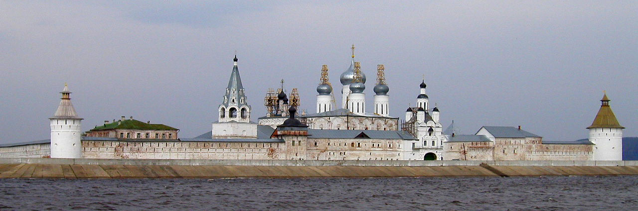 Макарьево. Троицкий Макариев Желтоводский монастырь. общий вид в ландшафте, Макарьев монастырь. Вид с Волги.		      