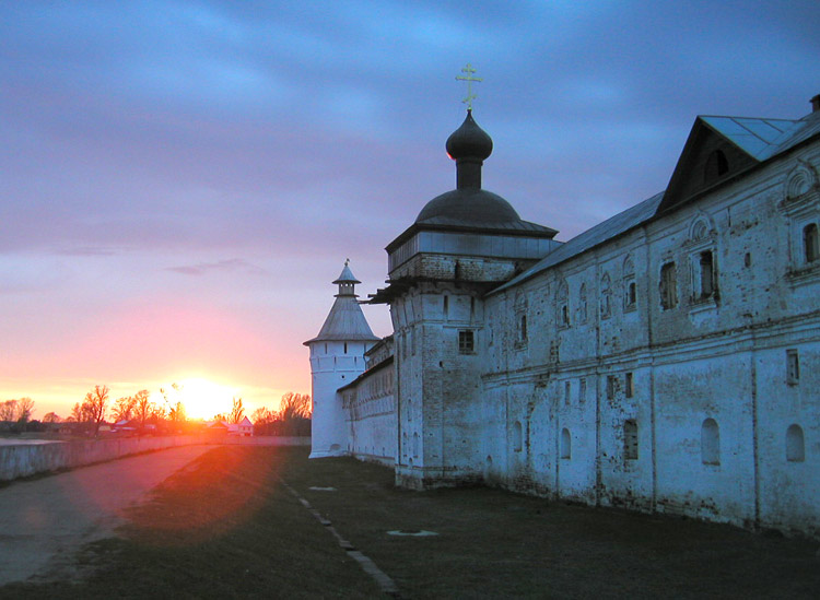 Троицкий Макариев Желтоводский монастырь, Макарьево (Лысковский район, Нижегородская область). фасады, Макарьев монастырь. Закат на Волге