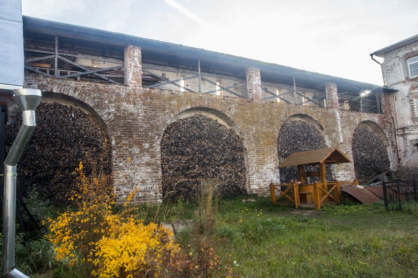 Троицкий Макариев Желтоводский монастырь, Макарьево (Лысковский район, Нижегородская область). дополнительная информация, В нишах стен по всему периметру хранятся запасы дров