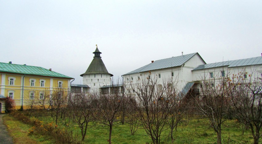 Троицкий Макариев Желтоводский монастырь, Макарьево (Лысковский район, Нижегородская область). дополнительная информация, слева направо: Сестринский корпус, юго-восточная башня, южный келейный корпус