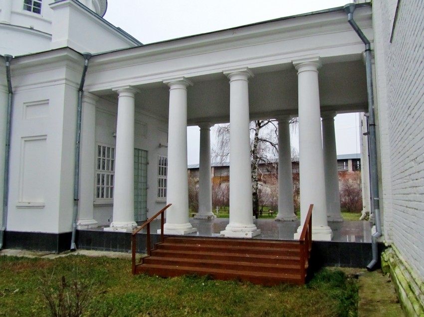 Троицкий Макариев Желтоводский монастырь, Макарьево (Лысковский район, Нижегородская область). архитектурные детали, галереямежду Троицким собором и Макариевской церковью, вид с запада
