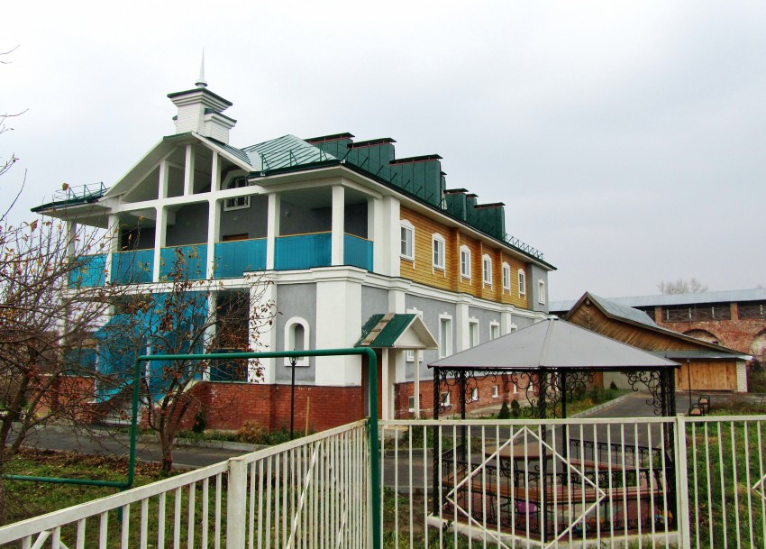 Троицкий Макариев Желтоводский монастырь, Макарьево (Лысковский район, Нижегородская область). дополнительная информация, новый келейный корпус к северу от Макариевской церкви