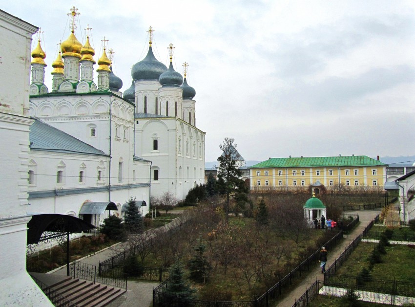 Троицкий Макариев Желтоводский монастырь, Макарьево (Лысковский район, Нижегородская область). фасады, вид с западного угла южной галереи, слева направо Успенская церковь, Троицкий собор, Сестринский корпус (перед ним Авраамиева ротонда), крыльцо южной галереи