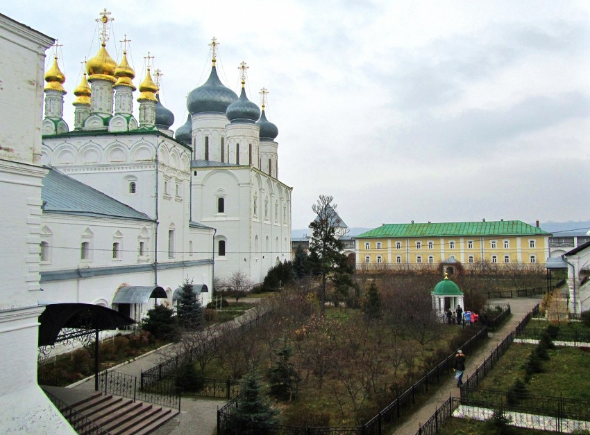 Макарьево. Троицкий Макариев Желтоводский монастырь. фасады, вид с западного угла южной галереи, слева направо Успенская церковь, Троицкий собор, Сестринский корпус (перед ним Авраамиева ротонда), крыльцо южной галереи